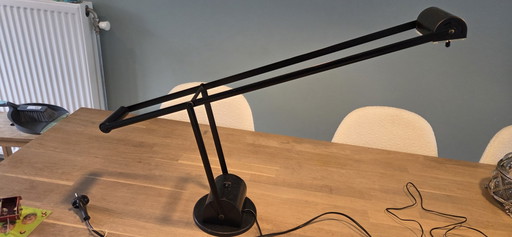 Lampada da tavolo a sbalzo nera in stile postmoderno degli anni '80, prodotta da Lite Source Inc.