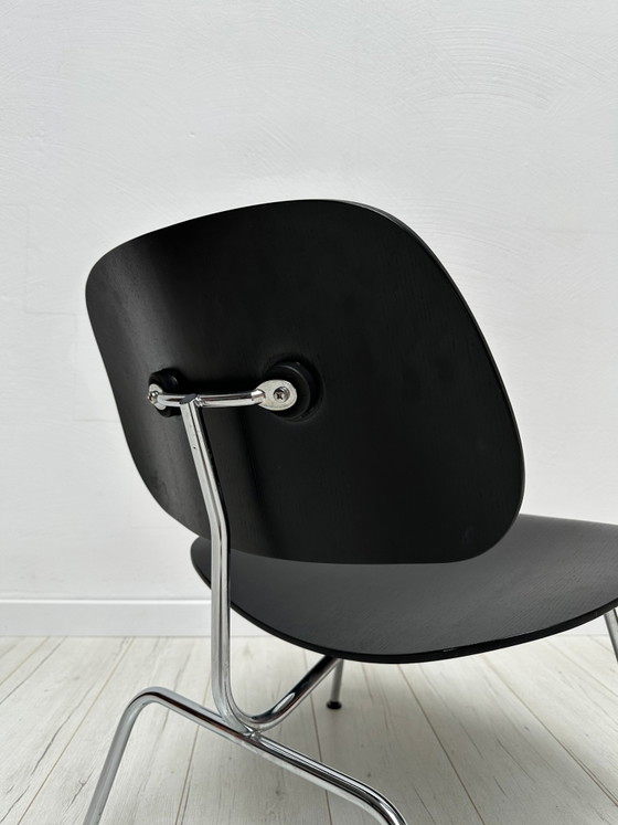 Image 1 of Poltrona lounge vintage Eames LCM in compensato degli anni '70, disegnata da Charles e Ray Eames per Vitra.