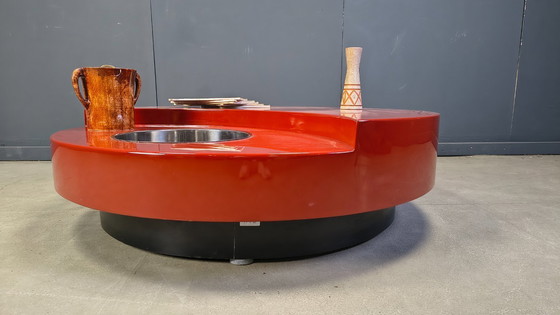 Image 1 of Vintage draaibare salontafel in rode lak van Willy Rizzo, jaren 70.