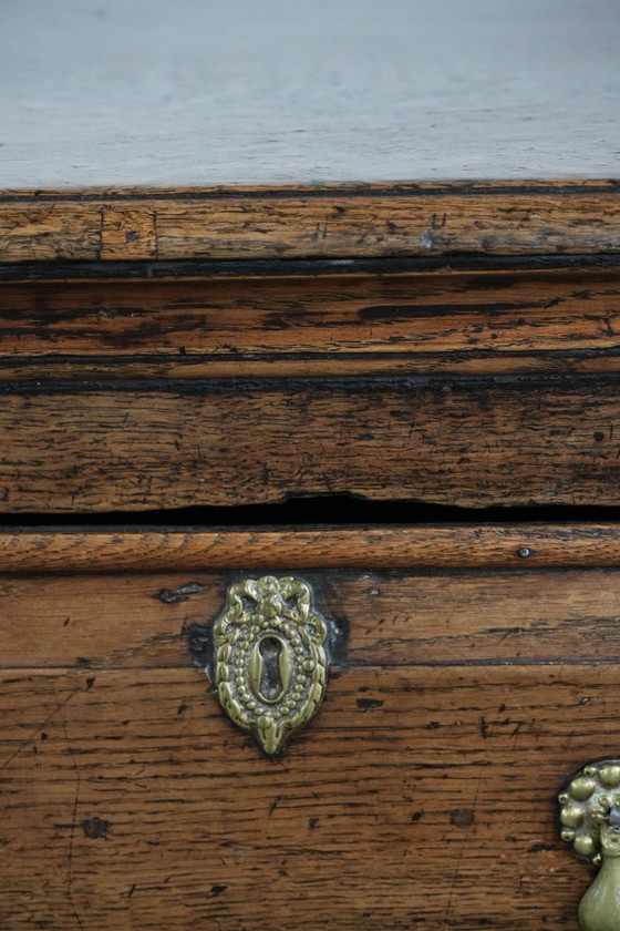 Image 1 of Antiek Engels dressoir uit begin 18e eeuw gemaakt van eikenhout 