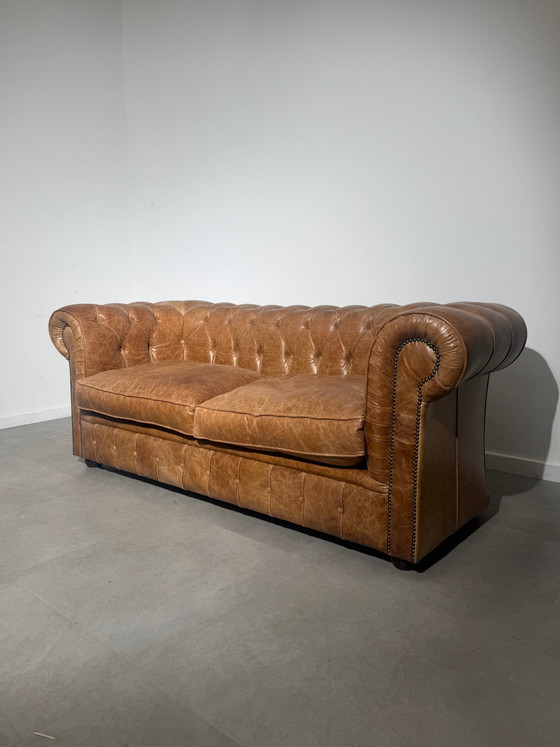 Vintage Chesterfield-bank in cognacbruin leer. – Banken (photo 4 of 7)