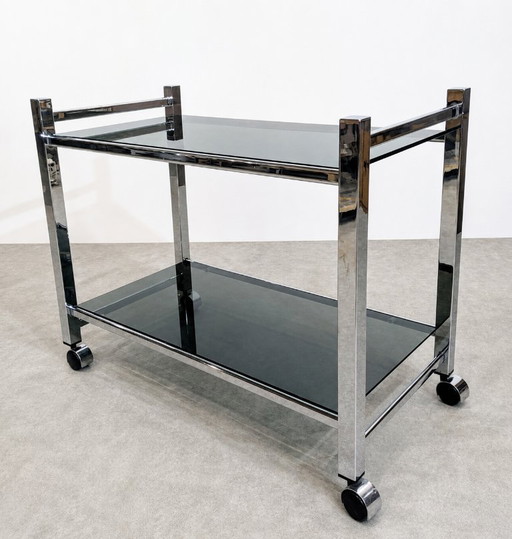 Vintage chromen trolley met planken van rookglas.