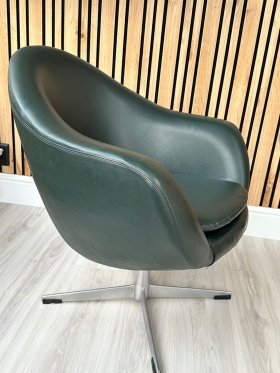 Image 1 of Fauteuil pivotant en vinyle vert foncé style Mid-Century Modern