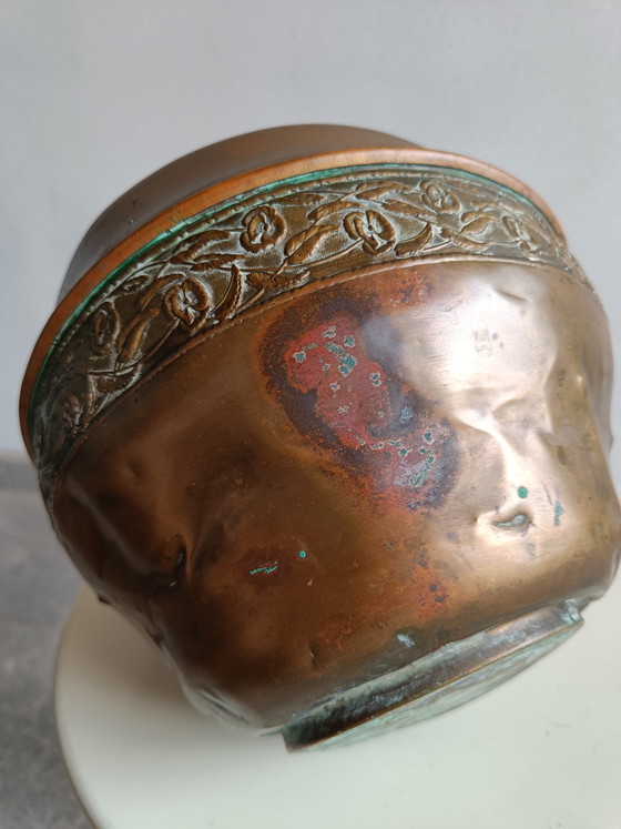 Image 1 of Set decorativo vintage in ottone e rame: vaso a forma di elefante in rilievo e ciotola floreale martellata.