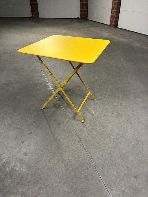 Mesa de jardín Fermob Bistro color amarillo miel.