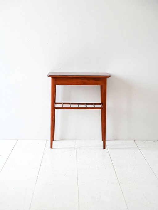 Table de chevet scandinave en teck des années 1950 avec étagère