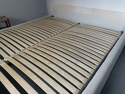 Molteni & Co bed van 180x200 cm met lattenbodem en matras