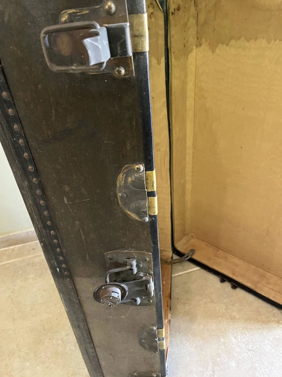 Grande baule da viaggio dei primi del '900. – Armadi contenitori, Leather, Metal, Industrieel (photo 18 of 19)