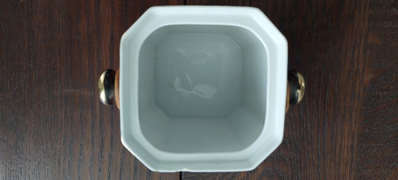 Image 1 of Caja de té de porcelana asiática antigua con esmalte rojo.