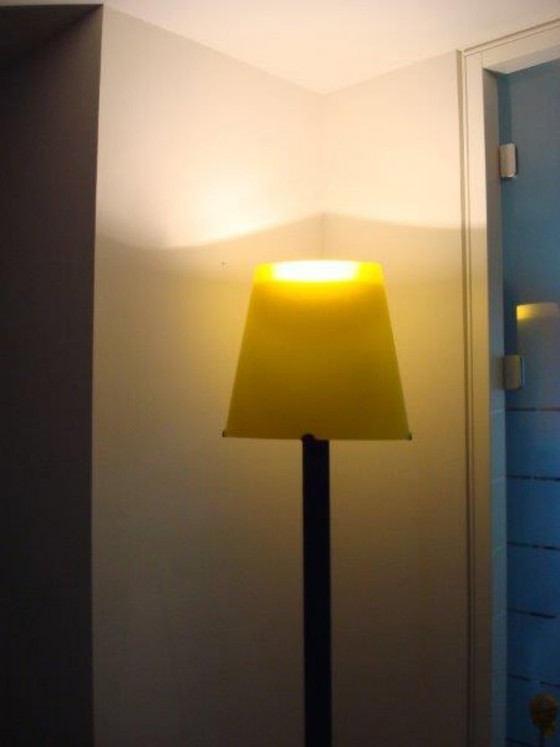 Image 1 of Lampada da terra postmoderna Murano (190 cm) – Vetro giallo e metallo blu – Stile Memphis / anni '90 – Certificata