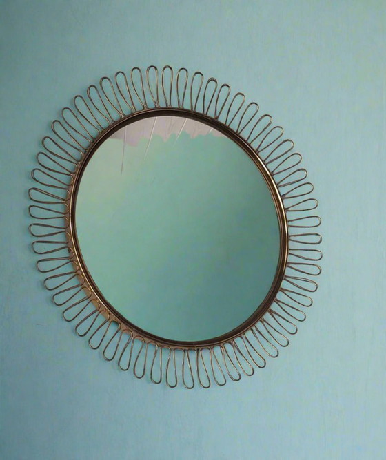 Image 1 of Kleine ronde Zweedse spiegel uit de jaren 1950 met zonnestralenmotief, gemaakt door Josef Frank voor Svenskt Tenn.