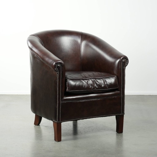 Donkere rundleren clubfauteuil met een tijdloos en stijlvol design in Engelse stijl