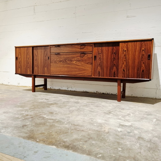 Image 1 of Bellissima credenza di grandi dimensioni di metà secolo con impiallacciatura in palissandro di Fristho, anni '60
