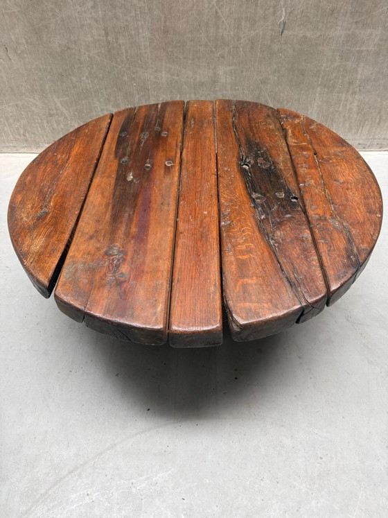 Brutalist Wabi-Sabi ronde eiken salontafel '60 – Wood (photo 9 of 14)