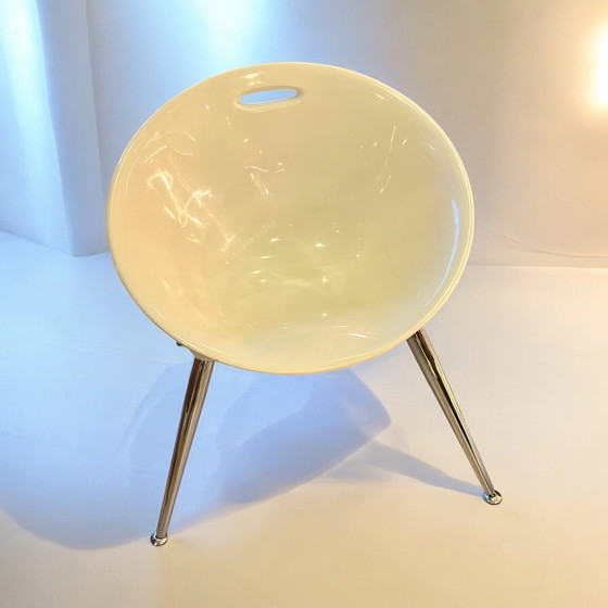 Image 1 of ¡Una rareza! Conjunto de dos sillas blancas de media concha y una mesa abatible, fabricados en los años 90.