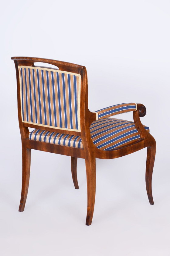 Gerestaureerde Biedermeier fauteuil, walnootfineer, sparrenhout, eikenhout, Tsjechisch, jaren 1830 – Textile (photo 8 of 11)