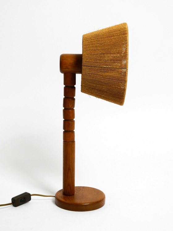 Image 1 of Originele Mid Century Moderne Temde Tafellamp Van Eiken Met Geweven Sisal Kap