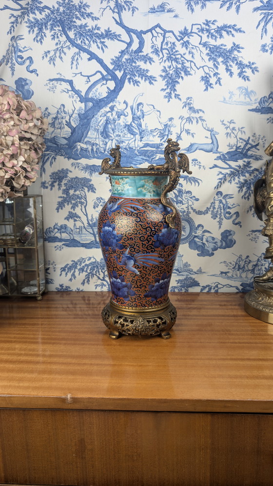 Image 1 of Jarrón balaustre japonés Hichozan Shinpo Porcelana de Arita y bronce Periodo Edo tardío (1830-1850)