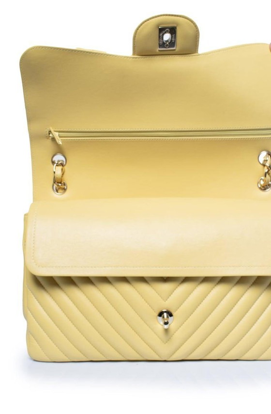Image 1 of Chanel, Jumbo-Tasche aus gelbem Lammleder mit Chevron-Muster und Klappe