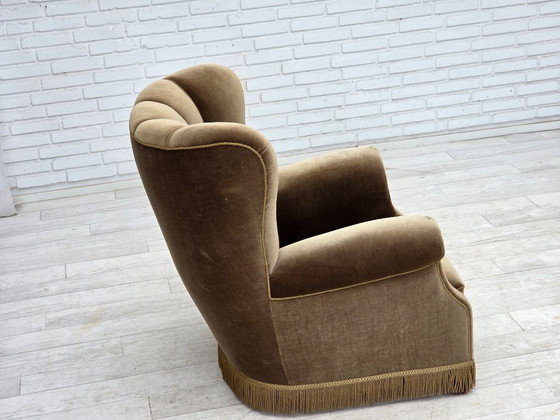 Image 1 of Sillón danés de los años 60, estilo relax, tapizado en terciopelo verde oscuro y madera de fresno.