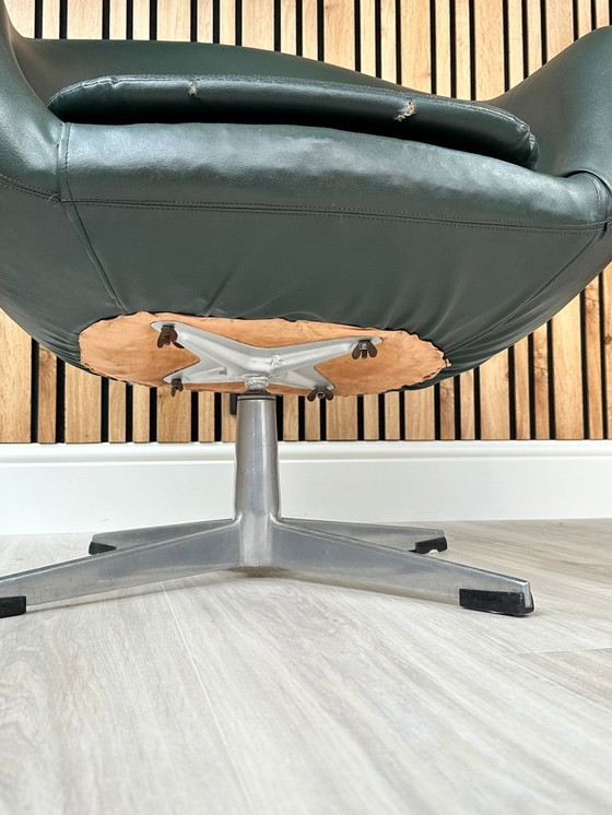 Image 1 of Fauteuil pivotant en vinyle vert foncé style Mid-Century Modern