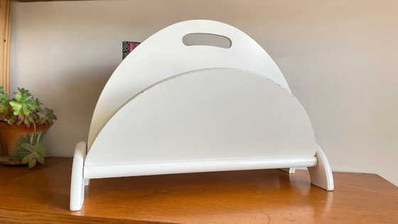 Image 1 of Elégant et Rare Porte-Revues en Bois Géométrique Blanc des Années 80. 1 pièce Chic et de Caractère qui va vite trouver sa place 