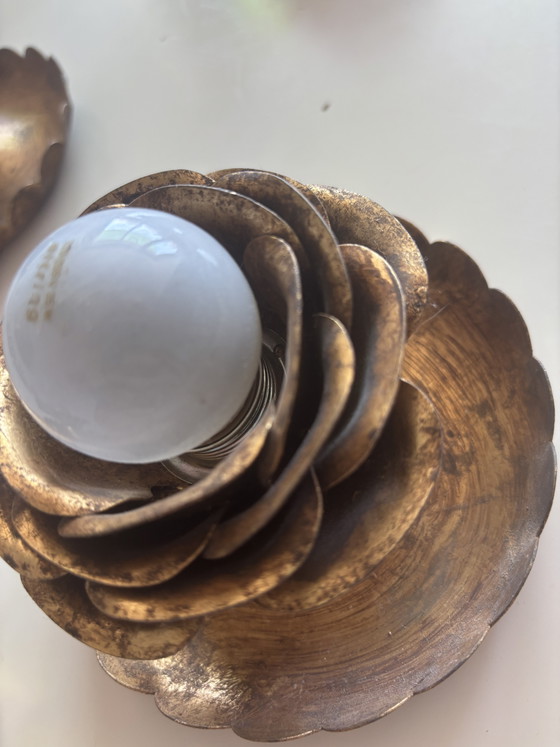Image 1 of 9 originale 70er-Jahre Water-Lily Wand-/Deckenlampen – Seerosen aus Goldmetall