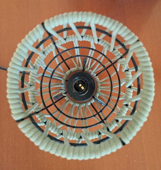 Image 1 of Lampada da tavolo, Rivisitazione, lampada da tavolo a corda, unica, in metallo a 5 anelli