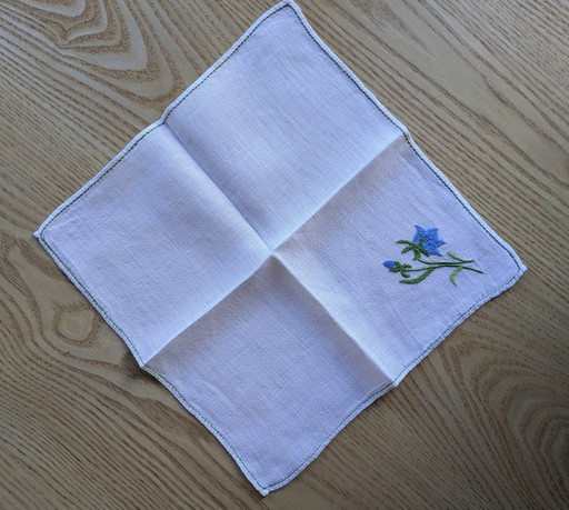 Tovagliolo vintage in voile di lino ricamato a mano - Fiore blu
