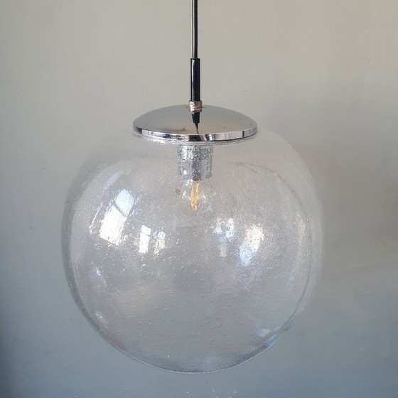 Image 1 of Grande lampe globe vintage du milieu du siècle / lampe suspendue avec bulles d'air fermées (30 cm).