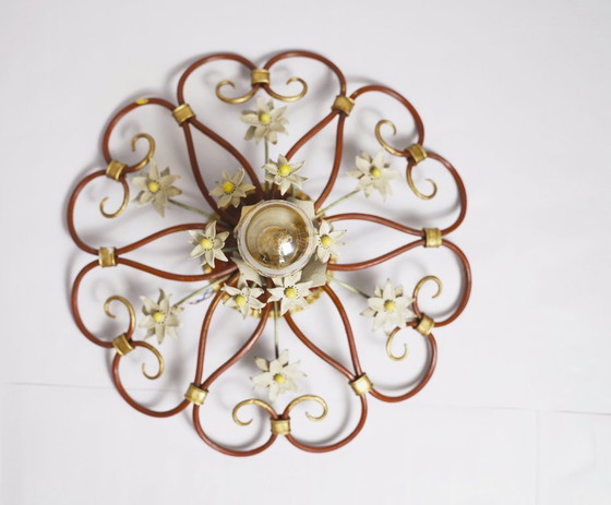 Image 1 of Lampada da soffitto italiana Tole a forma di petalo, colore rosso, oro e bianco, con motivo floreale, stile Mid-Century.