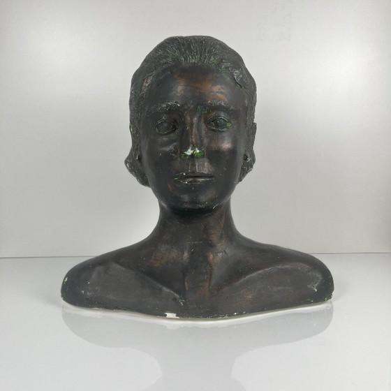 Image 1 of Neoclassicistische gipsen buste van een vrouw, vervaardigd door M. Mongey, 20e eeuw.