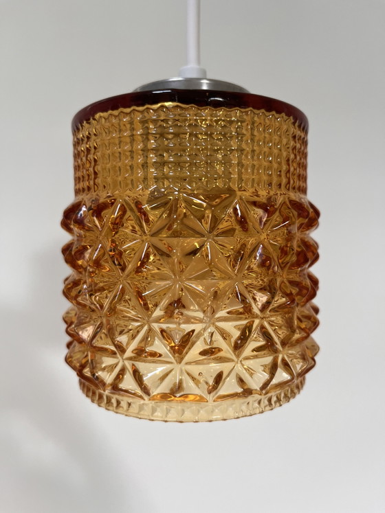 Suspension vintage Mid-Century en verre pressé ambré – Années 1960/70 – Glass (photo 2 of 9)