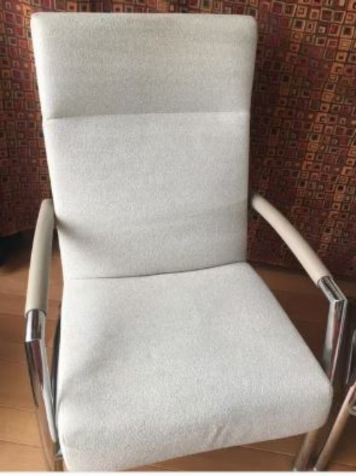 Poltroncina elicoidale Leolux. Il colore è melange sabbia/crema.