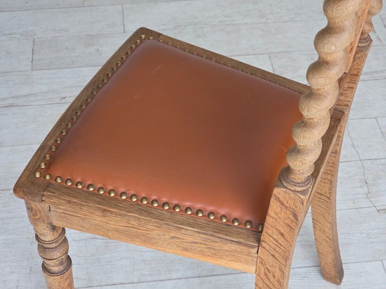 Image 1 of Années 1930, ensemble de 4 chaises de salle à manger danoises, bois de chêne sculpté, cuir d'ameublement.