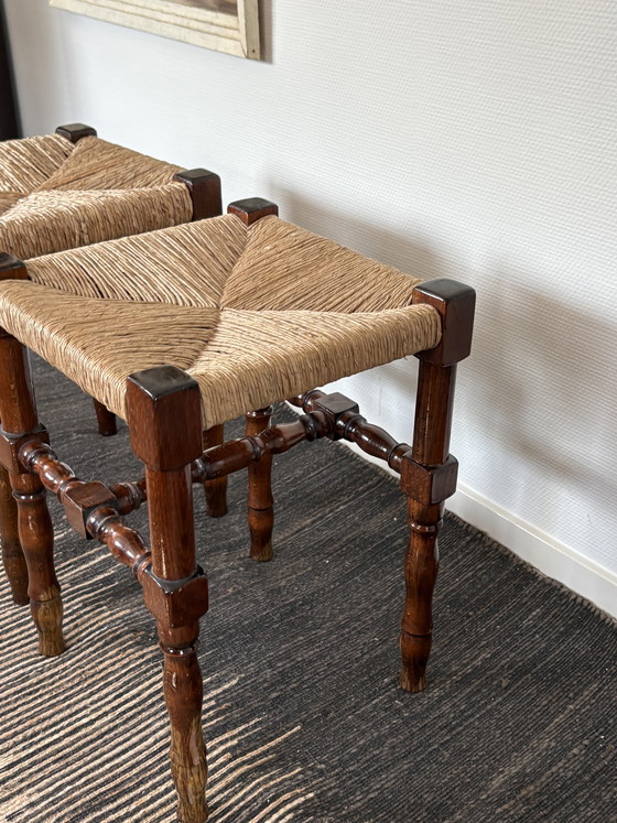 Image 1 of Antikes Hocker-Set aus Walnussholz mit Sitzfläche aus Papierstroh, Höhe 45 cm