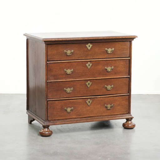 Zeer mooie antieke Engelse 17e eeuwse eikenhouten commode/ ladekast met origineel beslag en bolpoten