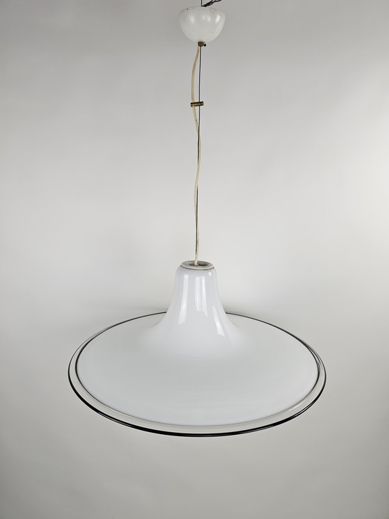 Image 1 of Pendelleuchte aus weißem Glas mit schwarzem, transparentem Rand, Modell „Hexenhut“, aus Italien