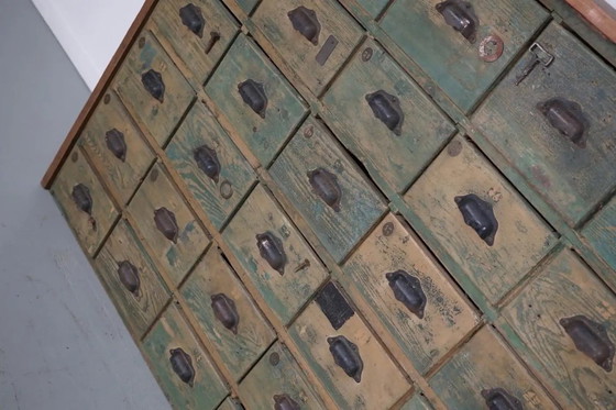 Image 1 of Gran armario industrial francés de madera de pino pintada para guardar artículos de ferretería, década de 1950