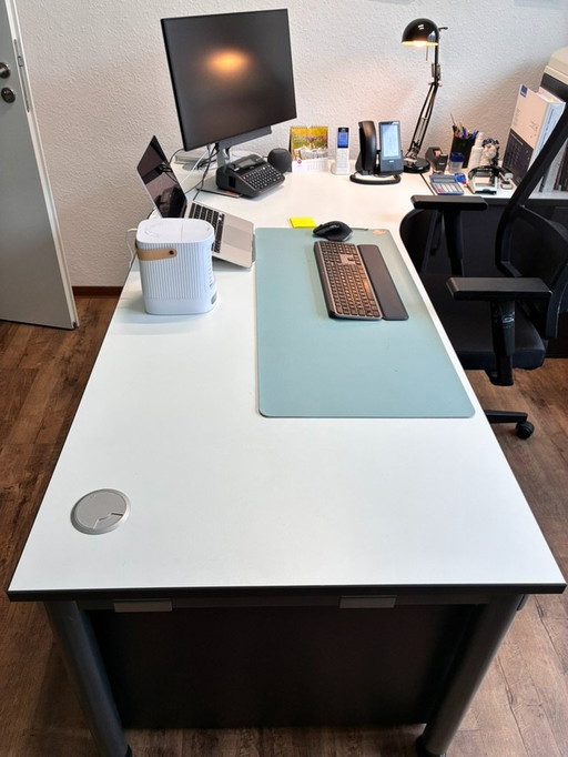 2x table de bureau, d'occasion, blanc/gris, Palmberg, pour un poste de travail max. confortable