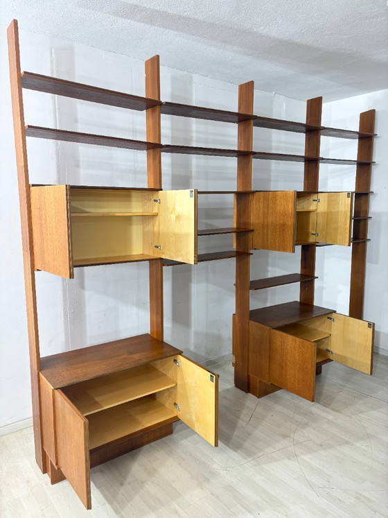 Image 1 of Estantería modular de pared de mediados de siglo de Interna-Peter Pedrides / Sistema de estanterías de teca de la década de 1960