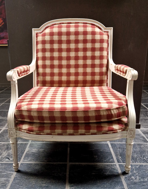 Chaise élégante à carreaux, confort d'assise parfait