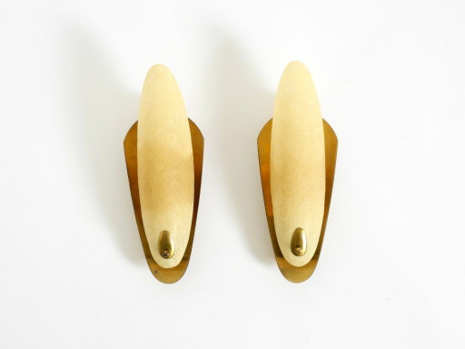 Una coppia di bellissime applique da parete in ottone in stile Mid-Century Modern con paralumi in fibra di vetro.
