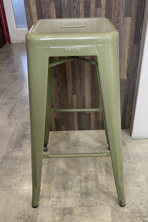 Taburete alto industrial Tolix H75 apilable, color verde oliva.