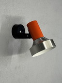 Mid Century wandspot in oranje en geborsteld aluminium – verstelbare designklassieker