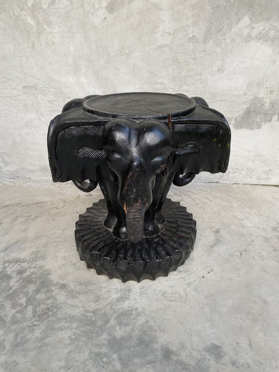 Image 1 of Heel oude hardhouten bijzettafel olifanten reliëf 