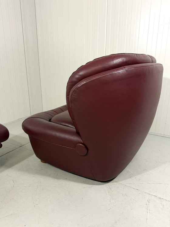 Image 1 of Fauteuil lounge et repose-pieds en cuir bordeaux français, style Space Age, années 1970
