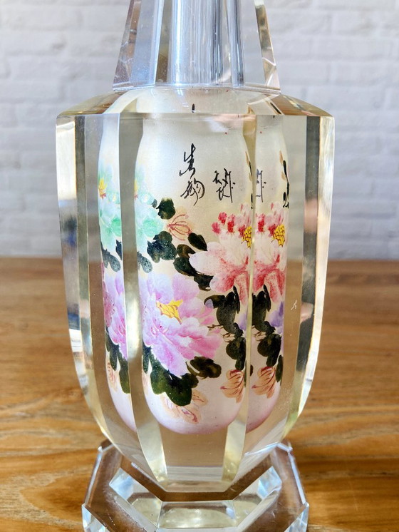 Image 1 of Vase vintage asiatique octogonal en cristal peint à l'envers, à motif floral inversé.