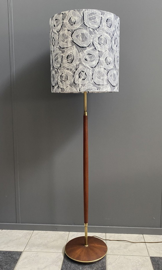 Image 1 of Lampada da terra vintage in teak con paralume stampato a ciambella