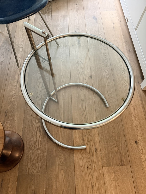 Tavolino laterale regolabile Vintage E1027 disegnato da Eileen Gray – Cromo e vetro – Tavolini, Chrome (photo 2 of 6)